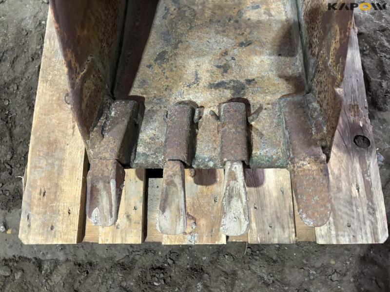 Excavator bucket with teeth 10