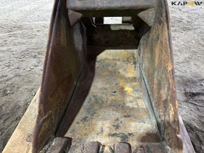 Excavator bucket with teeth 11