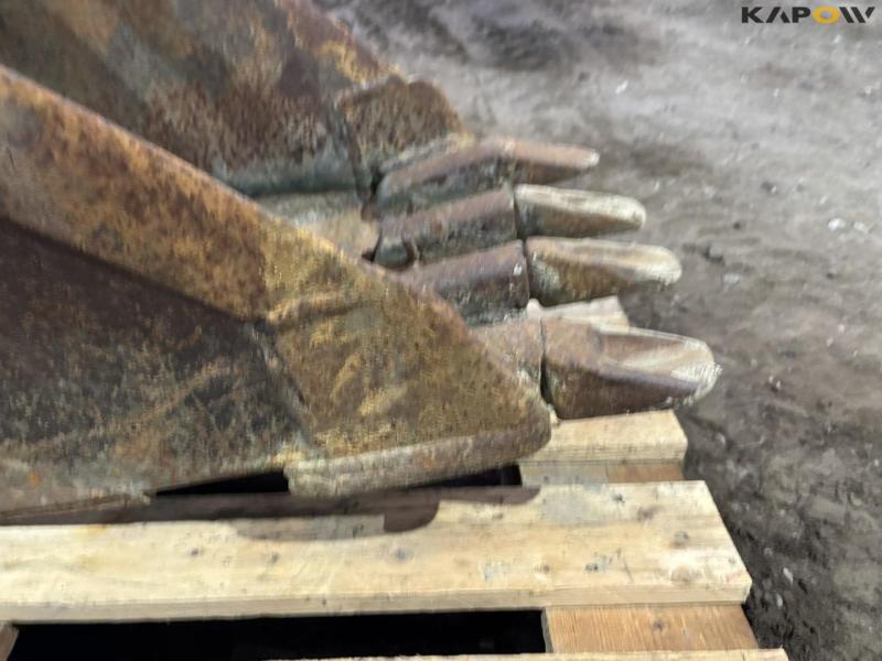 Excavator bucket with teeth 12