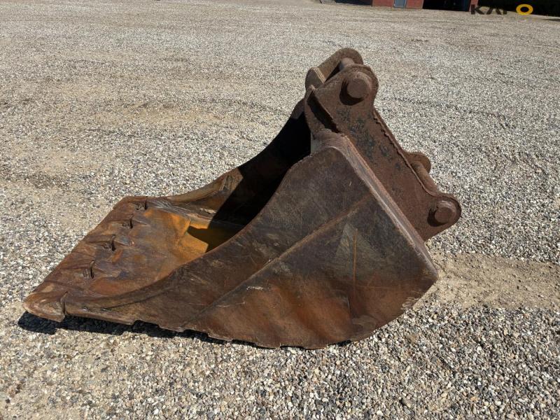 Excavator bucket with teeth 5