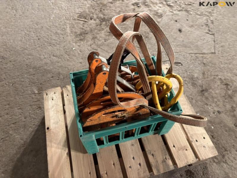 Grasping claws for concrete pipes or similar 3