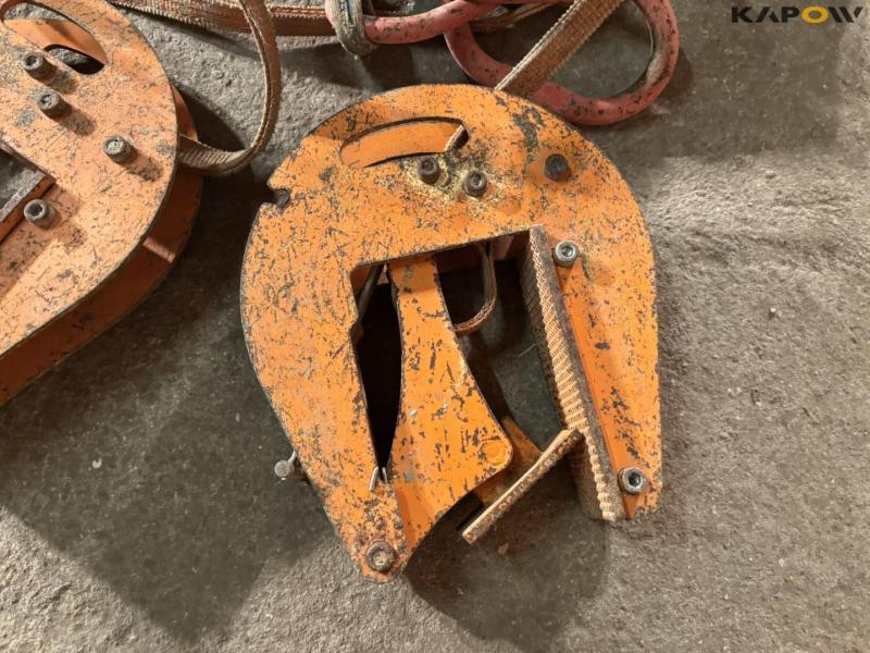 Grasping claws for concrete pipes or similar 5