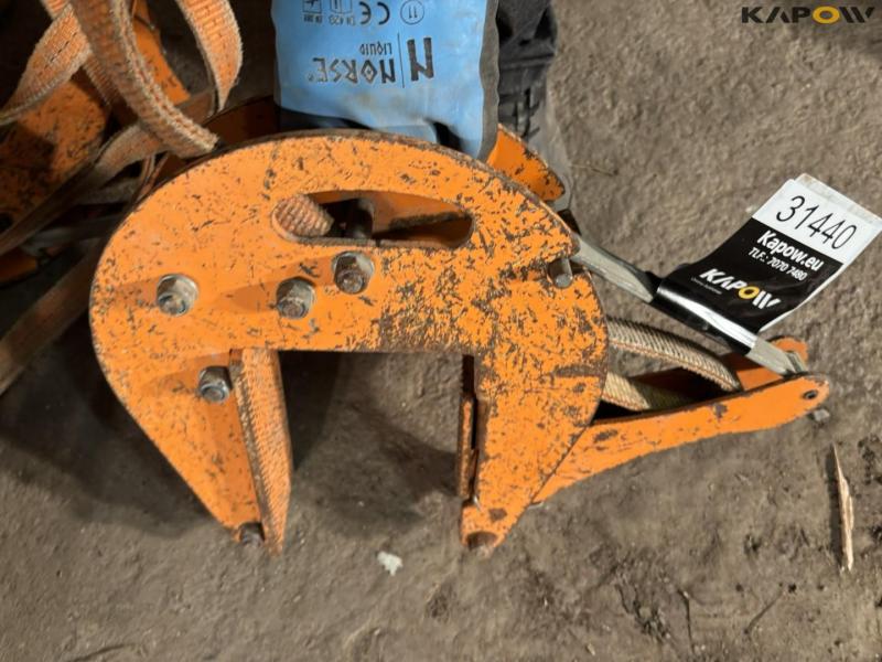 Grasping claws for concrete pipes or similar 10