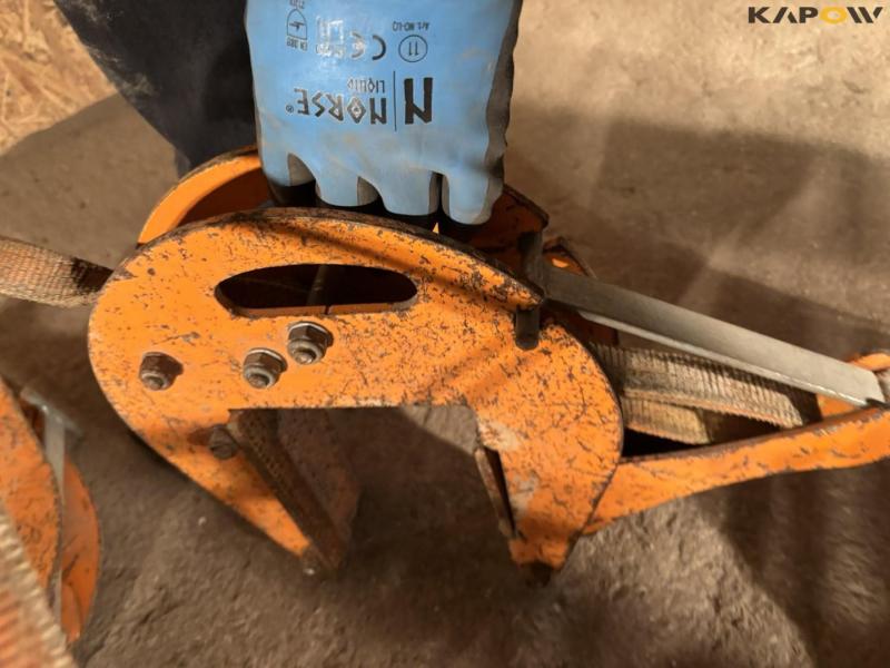 Grasping claws for concrete pipes or similar 11