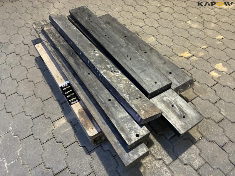 Rubber pads for scraper blade 1