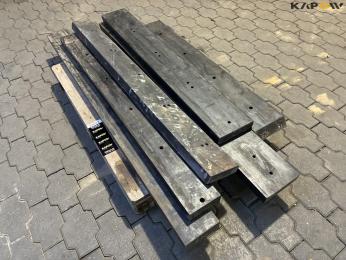 Rubber pads for scraper blade