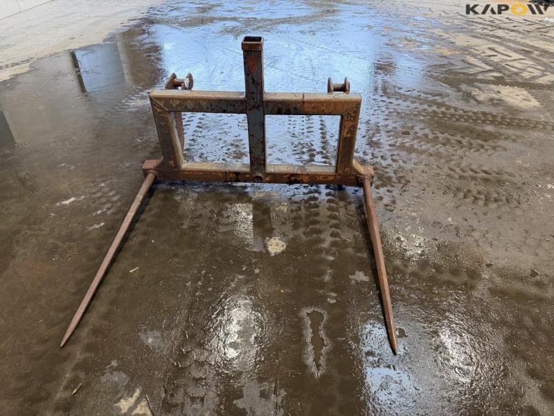 Straw spear with Bobcat hitch 2