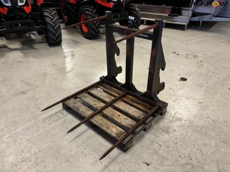 Straw spear with New Holland attachment 1