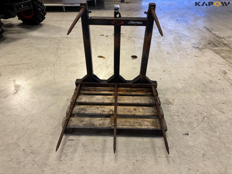 Straw spear with New Holland attachment 2