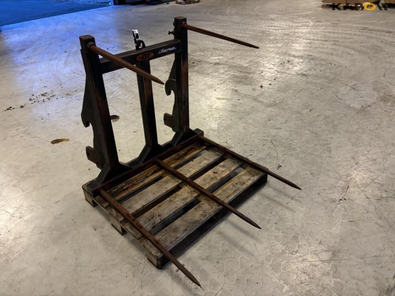 Straw spear with New Holland attachment 3