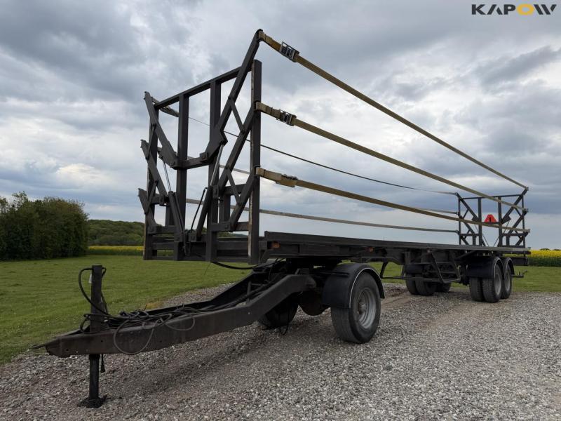Straw wagon with hydraulic bale securing 1