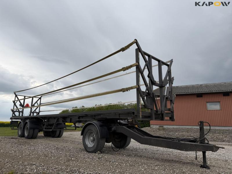 Straw wagon with hydraulic bale securing 3