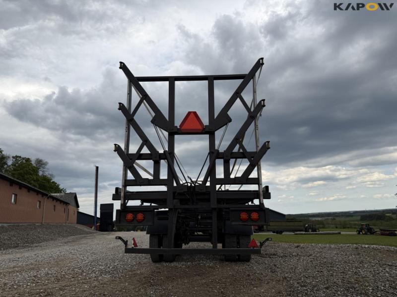 Straw wagon with hydraulic bale securing 5