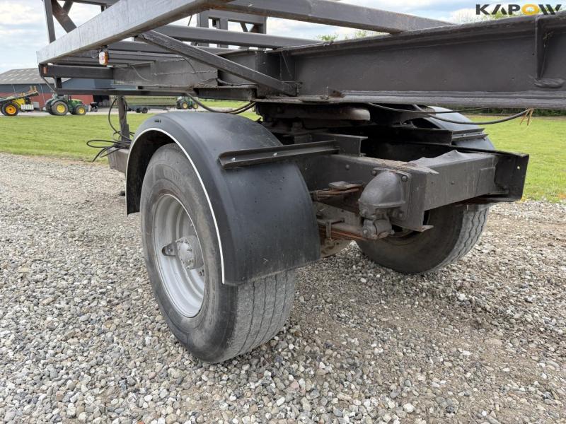 Straw wagon with hydraulic bale securing 8