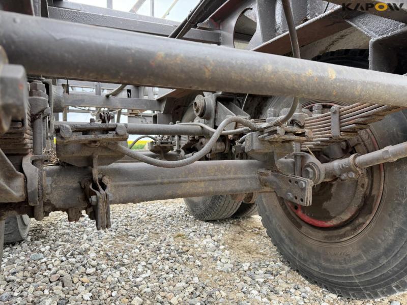 Straw wagon with hydraulic bale securing 16