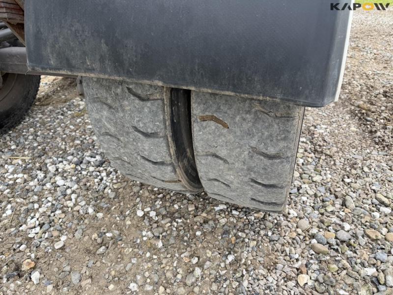 Straw wagon with hydraulic bale securing 41