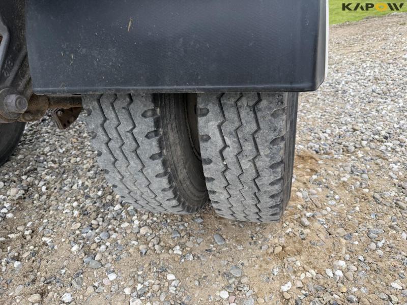 Straw wagon with hydraulic bale securing 46
