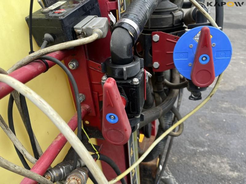 Hardi LX1000 sprayer with 12 meter boom 16