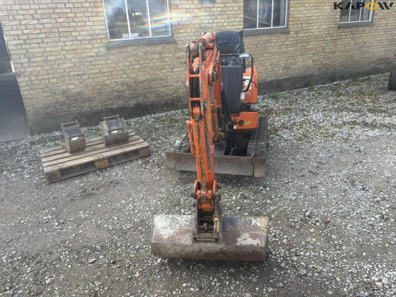 Hitachi Zaxis 10U-2 YSR mini excavator with buckets 2