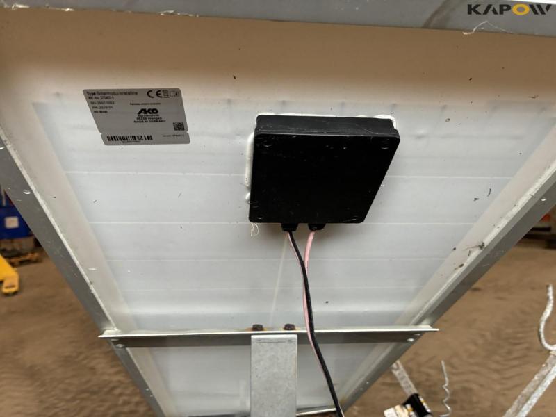 Fence device with solar cells 9