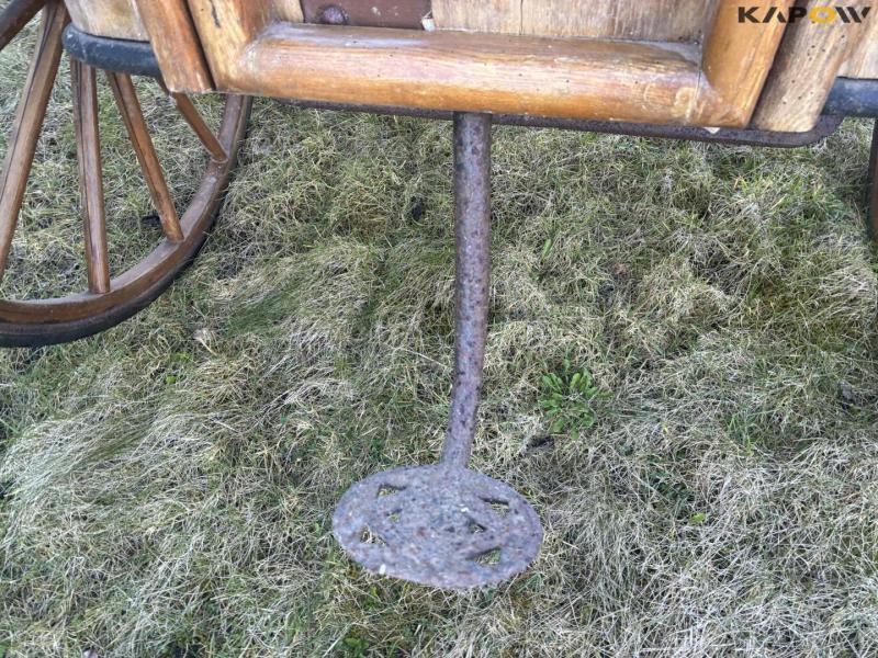 Horse-drawn carriage jumper 12