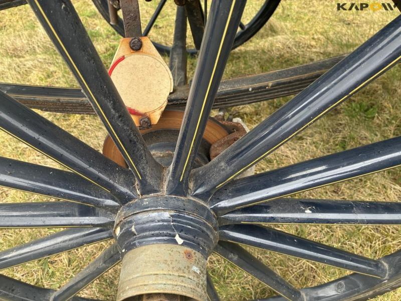 Horse-drawn carriage for two horses 25