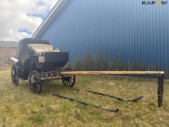 Horse-drawn carriage for two horses