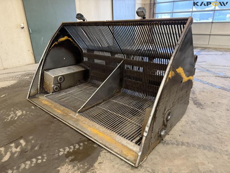 High tip potato digger with Volvo hitch 1