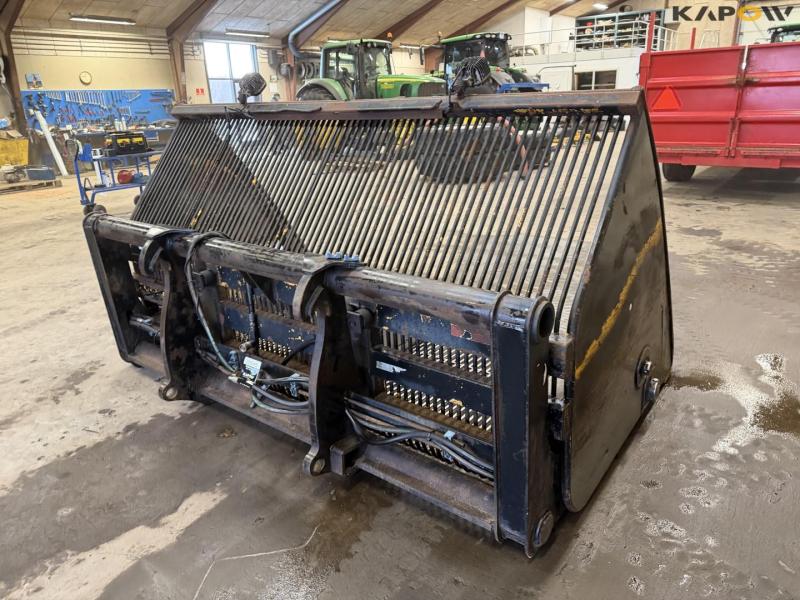 High tip potato digger with Volvo hitch 5