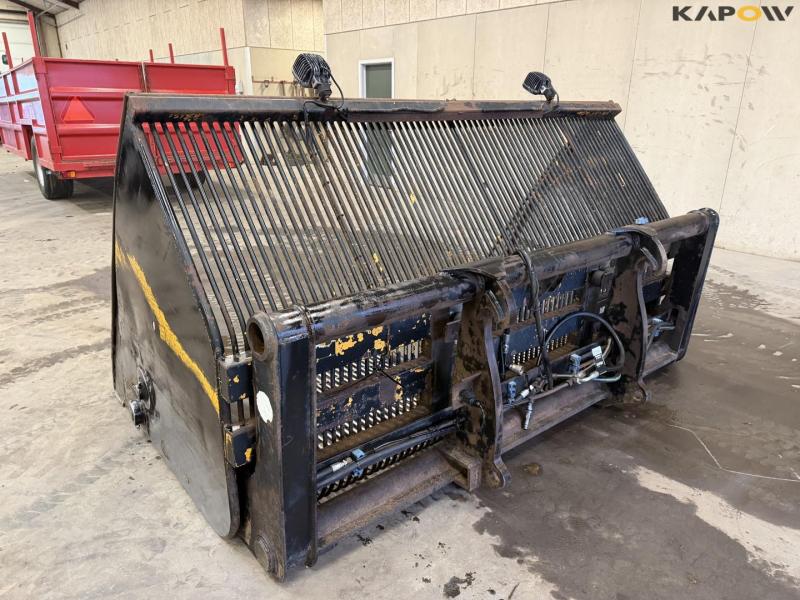 High tip potato digger with Volvo hitch 7