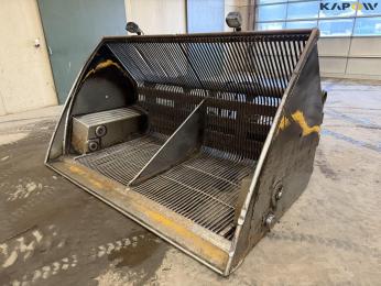 High tip potato digger with Volvo hitch