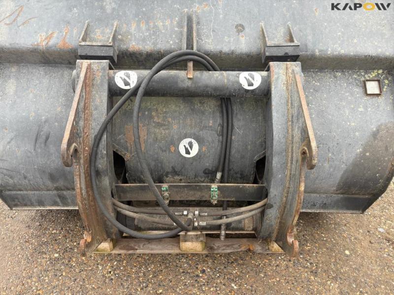 High-tip bucket with Hydrema hitch 6