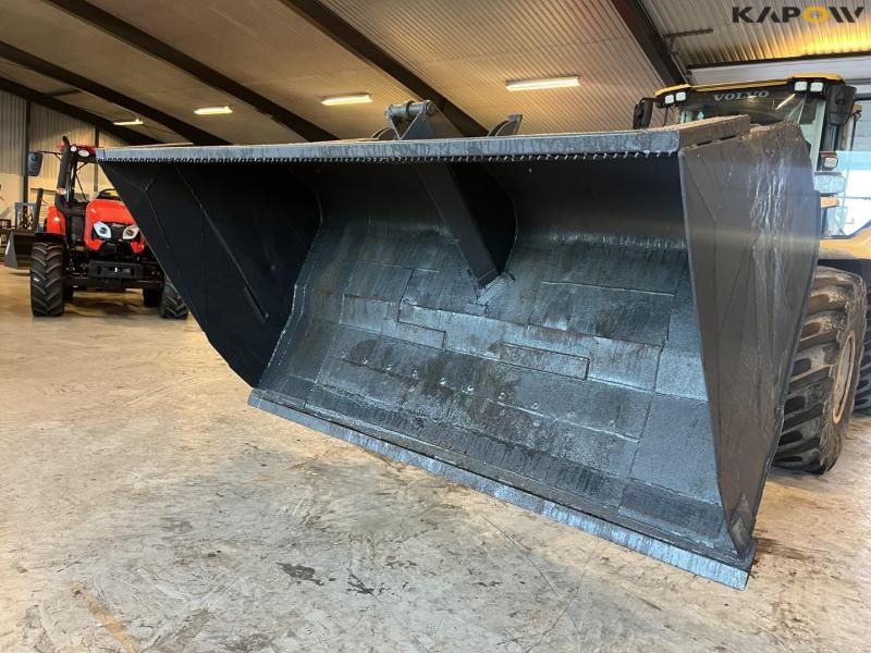 High-tip bucket with Volvo hitch 9