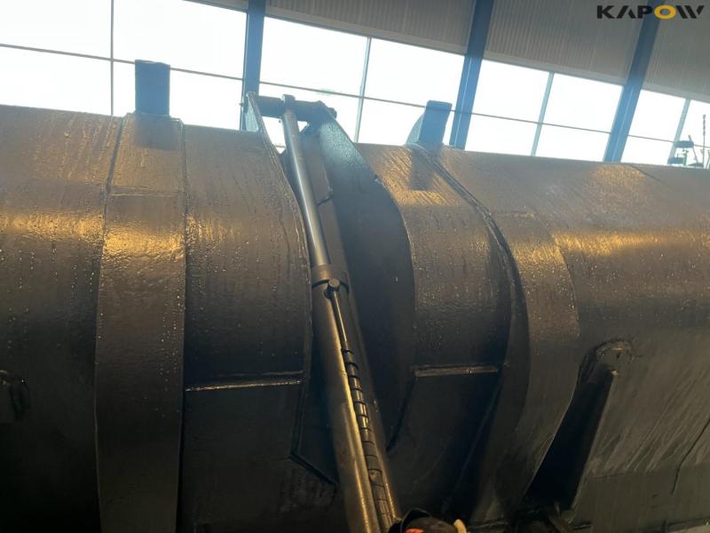 High-tip bucket with Volvo hitch 11