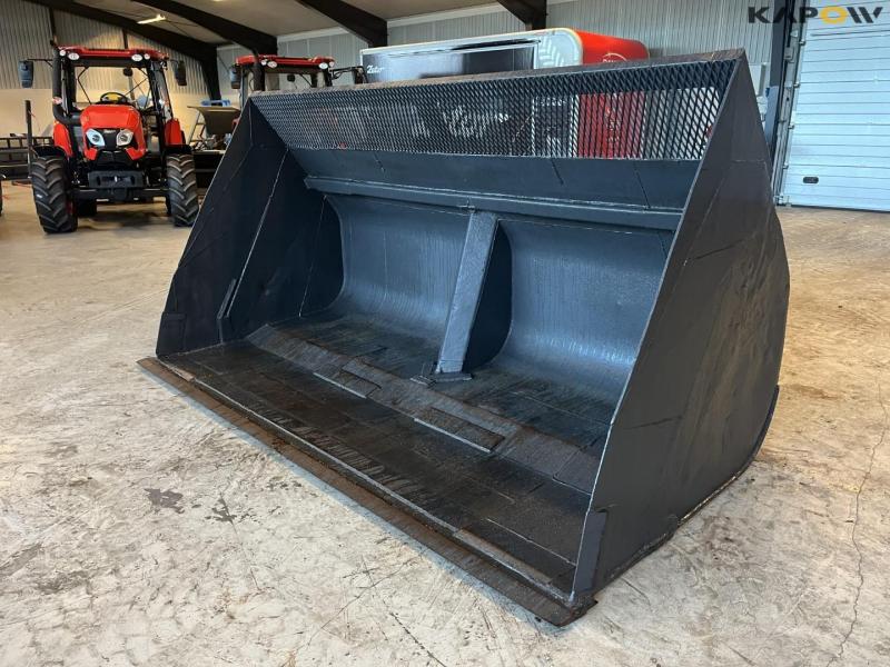 High-tip bucket with Volvo hitch 1