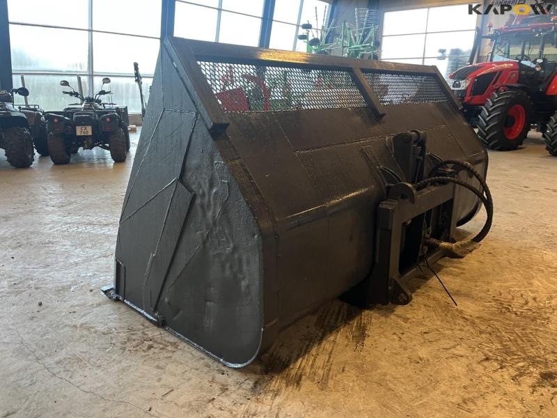 High-tip bucket with Volvo hitch 7