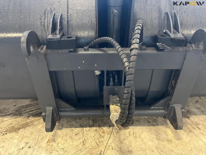 High-tip bucket with Volvo hitch 14