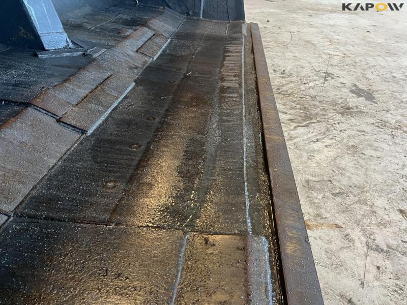 High-tip bucket with Volvo hitch 18