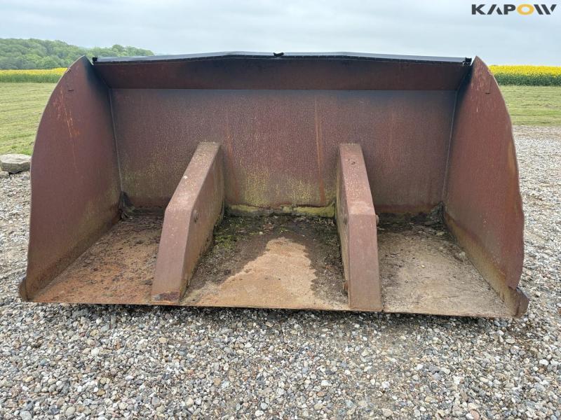 High-tip bucket with Volvo hitch 2