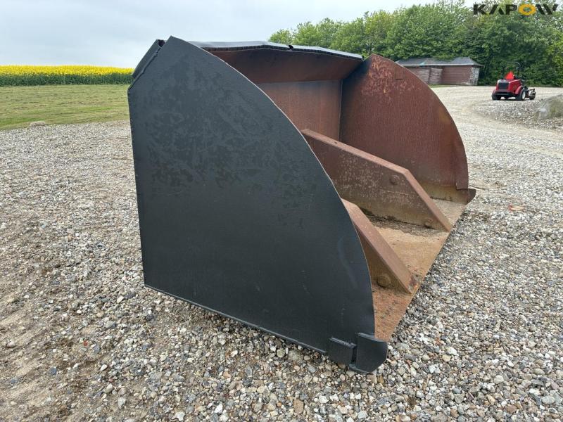 High-tip bucket with Volvo hitch 3