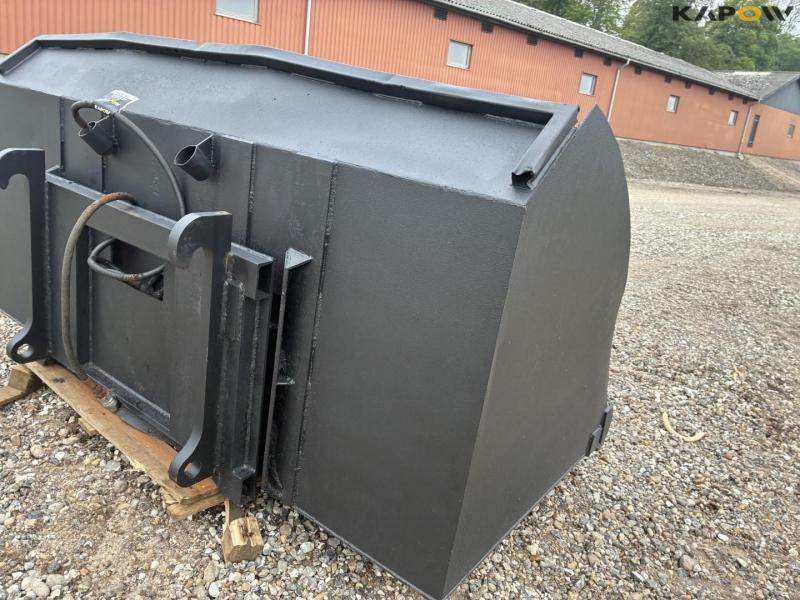 High-tip bucket with Volvo hitch 4