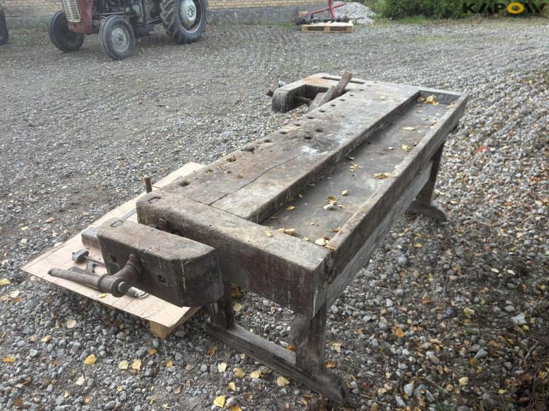 Planing bench with tools 7