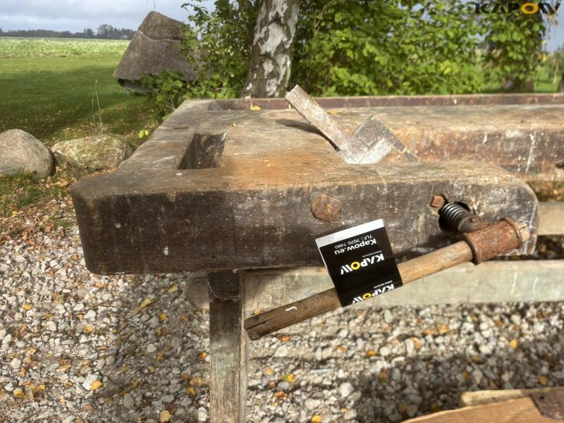 Planing bench with tools 22