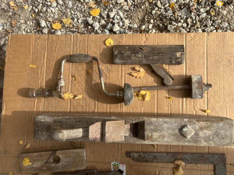 Planing bench with tools 24