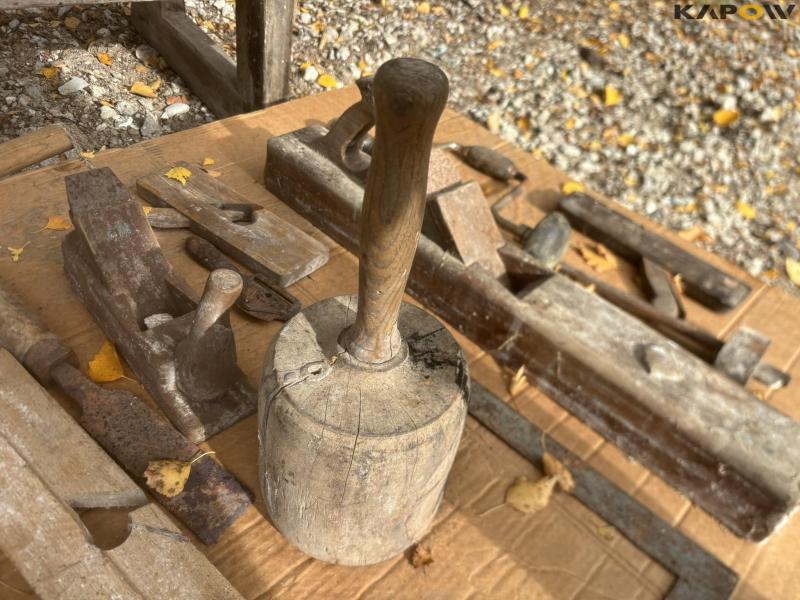 Planing bench with tools 26