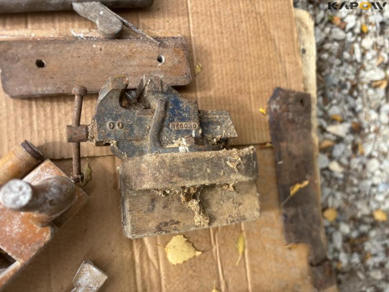 Planing bench with tools 29