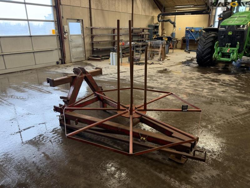 Drain hose holder with three-point connection 3