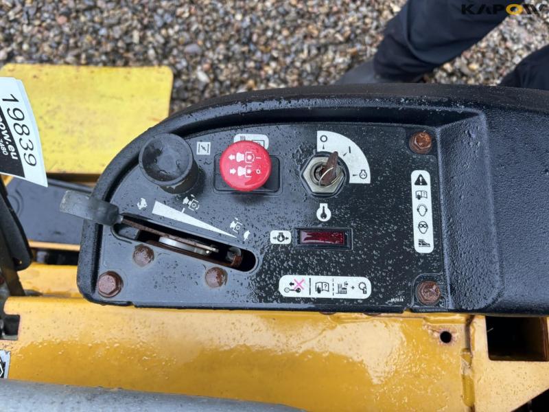 Hustler sports lawn mower 21