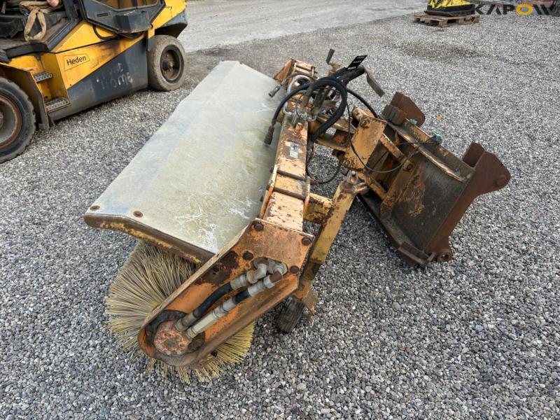 HWM sweeper with hydraulic side shift 7