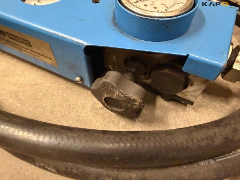 Hydraulic hose crimper 21